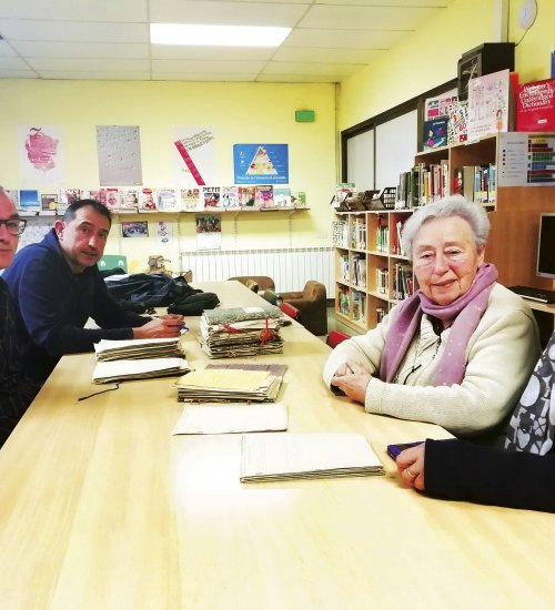 L’alcalde, Miquel Àngel Llimós, i l’historiador Josep Rubió amb Roser Briansó i Lidu Seró, familiars de víctimes de la repressió franquista de qui ha aparegut correspondència. FOTO: M.A.