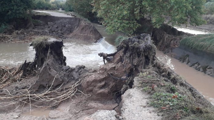 Canal d'Urgell trencat a l'alçada de la Font Vella