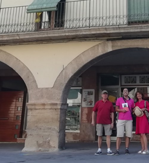 Els familiars de Navés, davant la que fou casa seva a la plaça de les Borges. (foto: M.A.)