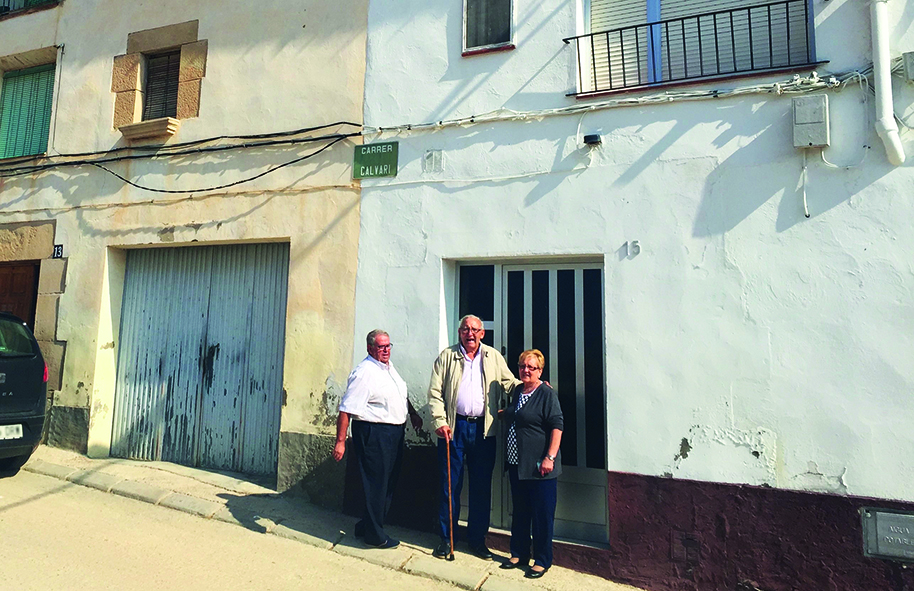 Martín, davant la casa on va viure al carrer Calvari. (foto: família Martín Cabello)